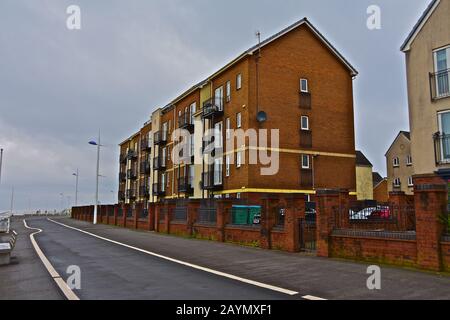 Appartamenti residenziali con vista sul mare a Aberavon Beach vicino a Port Talbot, Galles del Sud. Foto Stock