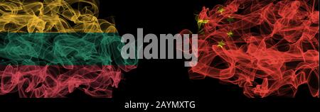 Bandiere di Lituania e Cina su sfondo nero, Lituania vs China Smoke Flags Foto Stock