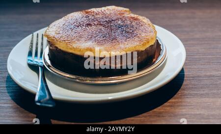 Custarde Al Forno Caramellate. Crème brulee. Crème Brulee alla vaniglia. Famoso dessert portoghese. Crème Di Leite. Crostate Di Custard Portoghesi Foto Stock