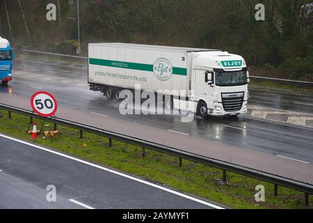 Ashford, Kent, Regno Unito. 16 Feb, 2020. Tempo del Regno Unito: Tempesta Dennis continua a colpire la costa sud-orientale con pioggia pesante e vento gale-forza. Le auto che viaggiano sull'autostrada M20 devono affrontare condizioni di guida difficili grazie alla scarsa visibilità dagli spruzzi provenienti dalla pioggia. ©Paul Lawrenson 2019, Photo Credit: Paul Lawrenson/Alamy Live News Foto Stock