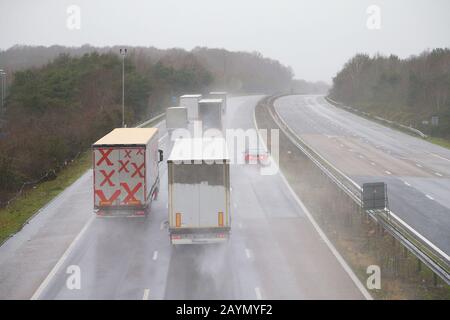 Ashford, Kent, Regno Unito. 16 Feb, 2020. Tempo del Regno Unito: Tempesta Dennis continua a colpire la costa sud-orientale con pioggia pesante e vento gale-forza. Le auto che viaggiano sull'autostrada M20 devono affrontare condizioni di guida difficili grazie alla scarsa visibilità dagli spruzzi provenienti dalla pioggia. ©Paul Lawrenson 2019, Photo Credit: Paul Lawrenson/Alamy Live News Foto Stock