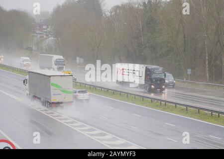 Ashford, Kent, Regno Unito. 16 Feb, 2020. Tempo del Regno Unito: Tempesta Dennis continua a colpire la costa sud-orientale con pioggia pesante e vento gale-forza. Le auto che viaggiano sull'autostrada M20 devono affrontare condizioni di guida difficili grazie alla scarsa visibilità dagli spruzzi provenienti dalla pioggia. ©Paul Lawrenson 2019, Photo Credit: Paul Lawrenson/Alamy Live News Foto Stock