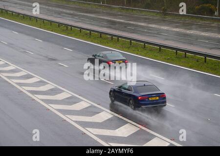 Ashford, Kent, Regno Unito. 16 Feb, 2020. Tempo del Regno Unito: Tempesta Dennis continua a colpire la costa sud-orientale con pioggia pesante e vento gale-forza. Le auto che viaggiano sull'autostrada M20 devono affrontare condizioni di guida difficili grazie alla scarsa visibilità dagli spruzzi provenienti dalla pioggia. ©Paul Lawrenson 2019, Photo Credit: Paul Lawrenson/Alamy Live News Foto Stock