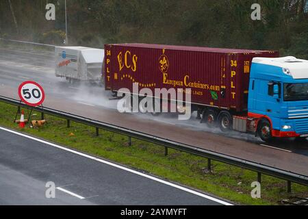 Ashford, Kent, Regno Unito. 16 Feb, 2020. Tempo del Regno Unito: Tempesta Dennis continua a colpire la costa sud-orientale con pioggia pesante e vento gale-forza. Le auto che viaggiano sull'autostrada M20 devono affrontare condizioni di guida difficili grazie alla scarsa visibilità dagli spruzzi provenienti dalla pioggia. ©Paul Lawrenson 2019, Photo Credit: Paul Lawrenson/Alamy Live News Foto Stock