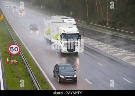 Ashford, Kent, Regno Unito. 16 Feb, 2020. Tempo del Regno Unito: Tempesta Dennis continua a colpire la costa sud-orientale con pioggia pesante e vento gale-forza. Le auto che viaggiano sull'autostrada M20 devono affrontare condizioni di guida difficili grazie alla scarsa visibilità dagli spruzzi provenienti dalla pioggia. ©Paul Lawrenson 2019, Photo Credit: Paul Lawrenson/Alamy Live News Foto Stock