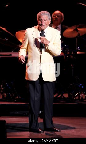 Il leggendario crooner Tony Bennett si esibisce presso il Broward Center for the Performing Arts di Fort Lauderdale, Florida. Foto Stock