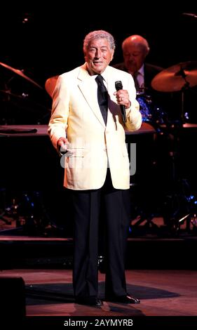 Il leggendario crooner Tony Bennett si esibisce presso il Broward Center for the Performing Arts di Fort Lauderdale, Florida. Foto Stock