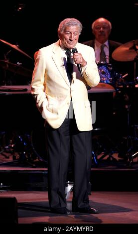 Il leggendario crooner Tony Bennett si esibisce presso il Broward Center for the Performing Arts di Fort Lauderdale, Florida. Foto Stock