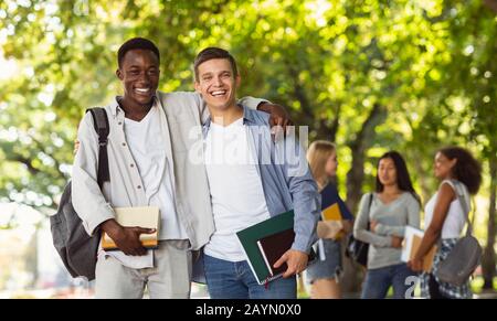 Due studenti internazionali che si posano in camera al parco Foto Stock