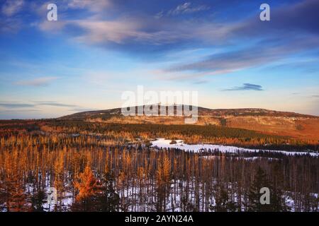 Bella luce nel cielo di febbraio al tramonto. Montagne Panoramiche Di Harz In Bassa Sassonia, Sassonia-Anhalt, Germania. Monte Brocken, Harz Germania. Foto Stock
