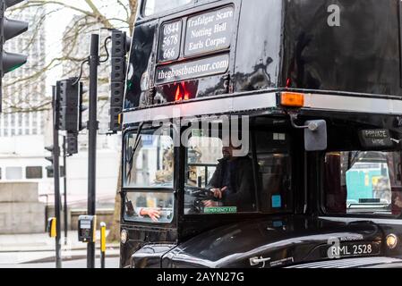L'autobus Ghostbustour Old London Routemaster dipinto di nero. Ghost Bus Tours pensionato autobus di Londra utilizzato per spooky trasporto in città. Braccio smembrato Foto Stock