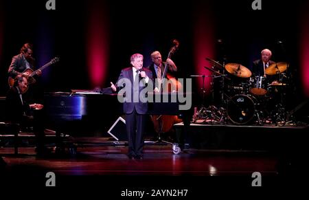 Tony Bennett si esibisce presso il Broward Center for the Performing Arts di Fort Lauderdale, Florida. Sua figlia Antonia aprì lo spettacolo con la propria bri Foto Stock