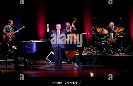 Tony Bennett si esibisce presso il Broward Center for the Performing Arts di Fort Lauderdale, Florida. Sua figlia Antonia aprì lo spettacolo con la propria bri Foto Stock