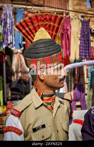 Tradizionalmente poliziotto indiano vestito in Jaisalmer, Rajasthan, India Foto Stock