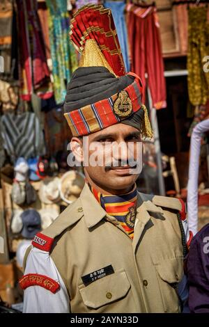 Tradizionalmente poliziotto indiano vestito in Jaisalmer, Rajasthan, India Foto Stock