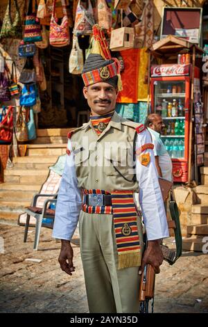 Tradizionalmente poliziotto indiano vestito in Jaisalmer, Rajasthan, India Foto Stock