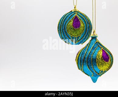 Sfarzosa baubles di Natale su sfondo bianco Foto Stock