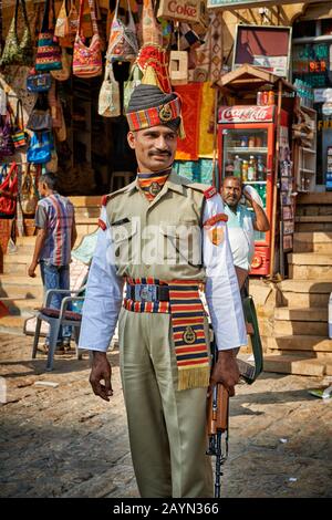 Tradizionalmente poliziotto indiano vestito in Jaisalmer, Rajasthan, India Foto Stock