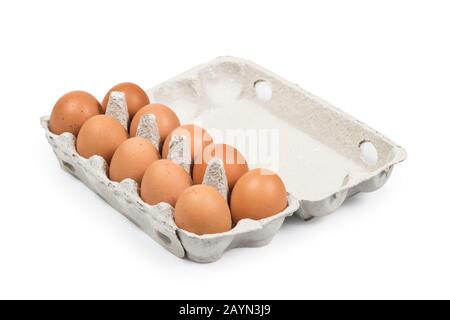 Dieci uova marroni nella scatola di cartone vista ad angolo alto isolato su bianco. Tracciato di ritaglio per una facile foratura Foto Stock