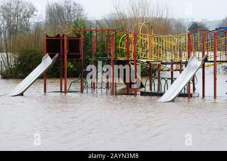 Hereford, Herefordshire, Regno Unito - Domenica 16th Febbraio 2020 - Parco giochi scivoli e strutture di arrampicata sotto l'acqua come inondazioni in King George V campi da gioco dal fiume adiacente Wye come trabocca. Il fiume Wye dovrebbe picco durante le prime ore di Lunedi mattina dopo forti precipitazioni in Herefordshire e Galles. Foto Steven May / Alamy Live News Foto Stock