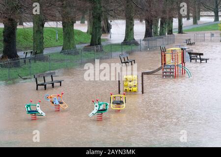 Hereford, Herefordshire, Regno Unito - Domenica 16th Febbraio 2020 - Parco giochi scivoli e strutture di arrampicata sotto l'acqua come inondazioni in King George V campi da gioco dal fiume adiacente Wye come trabocca. Il fiume Wye dovrebbe picco durante le prime ore di Lunedi mattina dopo forti precipitazioni in Herefordshire e Galles. Foto Steven May / Alamy Live News Foto Stock