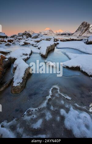 Tramonto Invernale A Napp, Flakstad, Flakstadoya, Nordland, Lofoten, Norvegia, Nord Europa Foto Stock