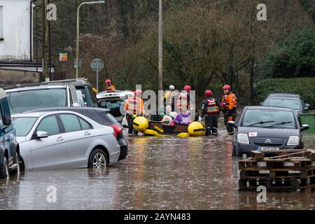 Nantgarw, Galles, Regno Unito. 16th Feb, 2020. Nantgarw, GALLES, REGNO UNITO - 16 FEBBRAIO 2020 - Le Persone vengono salvate da una strada residenziale allagata a Nantgarw, nel Galles meridionale, dopo che il Met Office ha aggiornato l'avvertimento pioggia Storm Dennis per il Galles meridionale allo stato di "rabbia verso la vita". Credito: Mark Hawkins/Alamy Live News Foto Stock