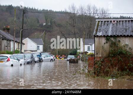 Nantgarw, Galles, Regno Unito. 16th Feb, 2020. Nantgarw, GALLES, REGNO UNITO - 16 FEBBRAIO 2020 - Le Persone vengono salvate da una strada residenziale allagata a Nantgarw, nel Galles meridionale, dopo che il Met Office ha aggiornato l'avvertimento pioggia Storm Dennis per il Galles meridionale allo stato di "rabbia verso la vita". Credito: Mark Hawkins/Alamy Live News Foto Stock