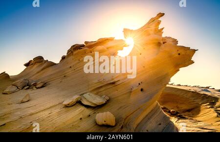 Formazioni di arenaria in Abu Dhabi desert negli Emirati Arabi Uniti Foto Stock