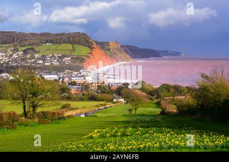 Sidmouth, Devon, Regno Unito. 16th febbraio 2020. Meteo Regno Unito. Nel tardo pomeriggio il sole si infrange tra le nuvole a Sidmouth nel Devon, mentre Storm Dennis comincia a splappare. Foto Di Credito: Graham Hunt/Alamy Live News Foto Stock