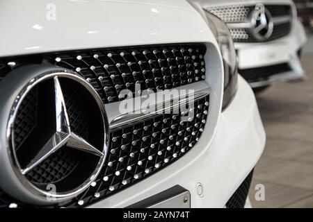 Nuova Mercedes. Mercedes-Benz bianca nello showroom Foto Stock