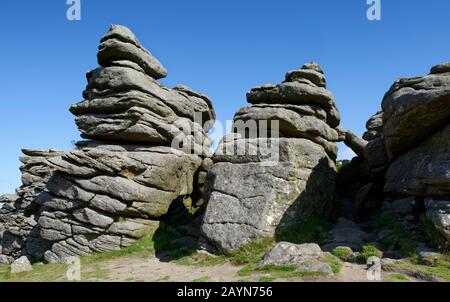 Mattina Sole su Granite Rocks di Hound Tor, Dartmoor, Devon; Regno Unito Foto Stock