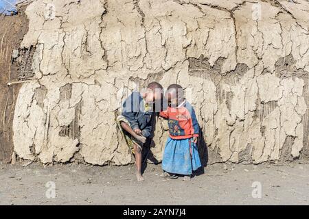 Ngorongoro, TANZANIA - 16 AGOSTO 2019: Due bambini masai africani in un villaggio tradizionale Masai vicino Arusha, Tanzania Foto Stock