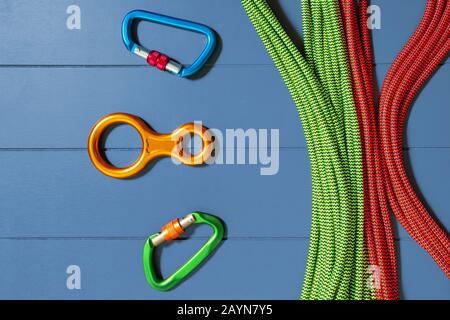 Ganci a scatto e una bobina di corda superiore piatto vista a disposizione, il concetto di attrezzatura di arrampicata e avventura Foto Stock