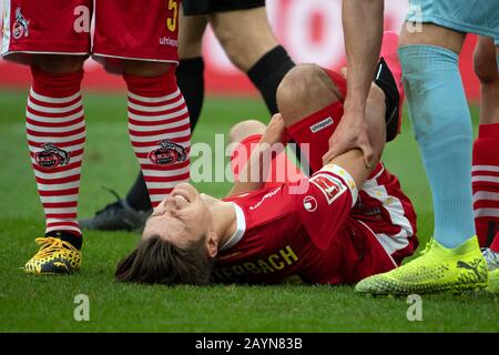 Colonia, Germania. 16th Feb, 2020. Calcio: Bundesliga, 1st FC Colonia - Bayern Monaco, 22nd matchday in RheinEnergie Stadium. Noah Katterbach di Colonia è ferito in campo. Credito: Federico Gambarini/dpa - NOTA IMPORTANTE: In conformità con le norme del DFL Deutsche Fußball Liga e del DFB Deutscher Fußball-Bund, è vietato sfruttare o sfruttare nello stadio e/o dal gioco fotografato sotto forma di immagini di sequenza e/o serie di foto video-simili./dpa/Alamy Live News Foto Stock