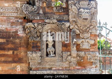 Scultura in pietra a pura Dalem Surya Kepakisan Cemagi, tempio indù balinese. Badung, Bali, Indonesia. Foto Stock