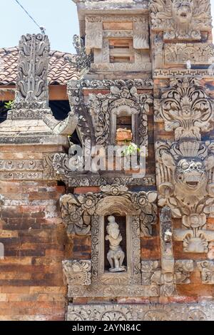 Scultura in pietra a pura Dalem Surya Kepakisan Cemagi, tempio indù balinese. Badung, Bali, Indonesia. Immagine verticale. Foto Stock