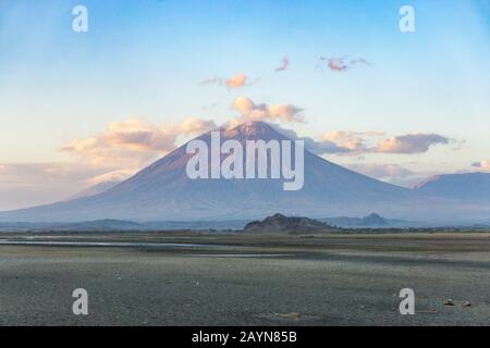 OL Doinyo Lengai vulcano, 'montagna di Dio' vicino al Lago Natron in Tanzania Africa Foto Stock