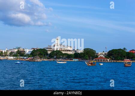 CITTÀ di pietra, ZANZIBAR, TANZANIA - 25 AGOSTO 2019: Una vista su Stone Town, isola di Zanzibar, Tanzania, Africa Foto Stock