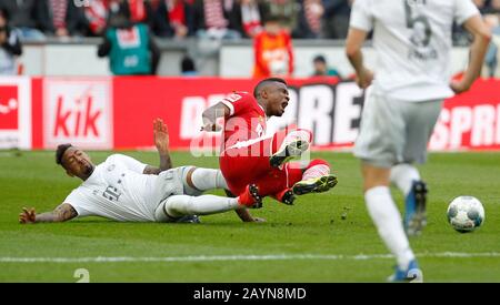 Koeln, Germania, RheinEnergieStadion, 16th Feb 2020: Jerome Boateng di Muenchen sfida Jhon Cordoba di Koeln durante la prima partita della Bundesliga 1.FC Koeln contro FC Bayern Muenchen nella stagione 2019/2020. Le normative DFL vietano l'uso di fotografie come sequenze di immagini e/o quasi-video. Credit: Mika Volkmann/Alamy Live News Foto Stock