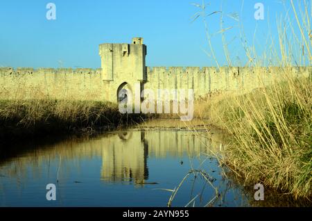 Porta medievale della città di Porte de l'Arsenal e Mura medievali della città fortificata di Aigues-Mortes Camargue Gard Francia Foto Stock