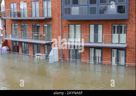 Inondazione, Eton, Berkshire, Regno Unito. 10th febbraio 2014. A seguito della forte pioggia, il Tamigi scoppia a Eton e inondata di appartamenti di lusso in Brocas Street accanto al Windsor Bridge. Credito: Maureen Mclean/Alamy Foto Stock