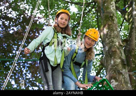 Adolescenti sul corso di inseguimento all'aperto Foto Stock