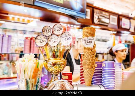 16 OTTOBRE 2018, SAN GIMINIANO, ITALIA: La Gelateria DONDOLI è un noto negozio di dessert nel centro storico DI SAN GIMINIANO Foto Stock