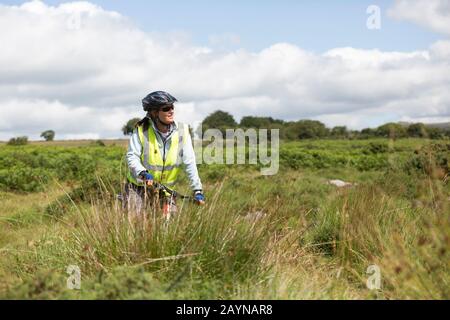 Mountain bike a Dartmoor durante gli inseguimenti all'aperto Foto Stock