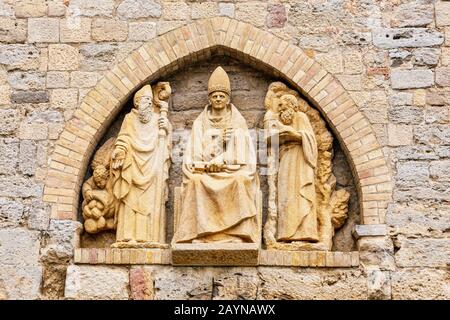 16 OTTOBRE 2018, VOLTERRA, ITALIA: Statua del papa romano alle mura della cattedrale Foto Stock