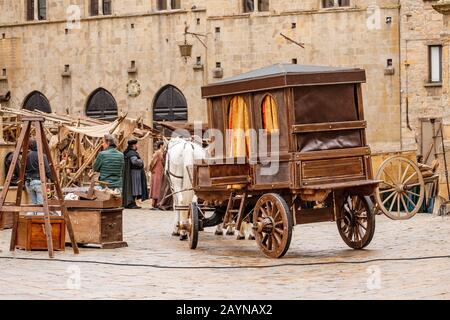 16 OTTOBRE 2018, VOLTERRA, ITALIA: Scenario durante le riprese di un film medievale con una carrozza trainata da cavalli Foto Stock