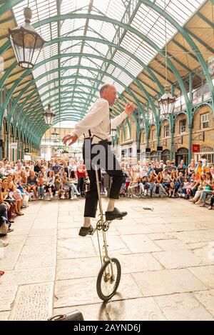 Attore monociclo a Covent Garden, Londra, Regno Unito Foto Stock