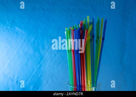 Bunte strohhalme aus Plastik in einem glas Foto Stock