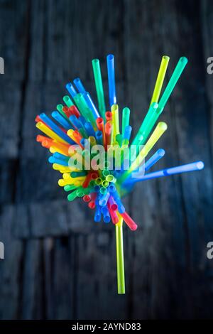 Bunte strohhalme aus Plastik in einem glas Foto Stock